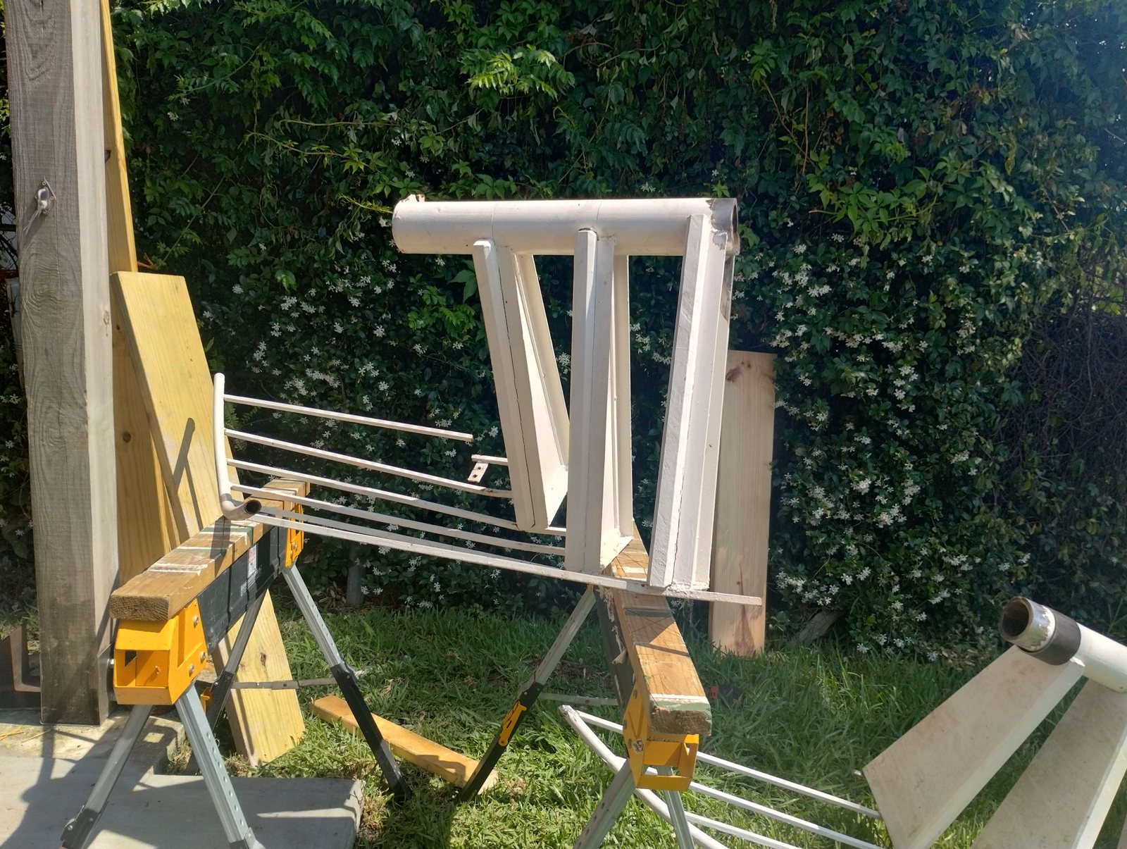 Spiral stair rail assembly